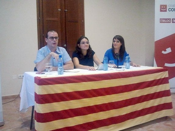 Mónica Oltra, en el centro de la mesa presidida por la bandera oficial de Cataluña, en un acto de Compromís en octubre de 2013. :: lp