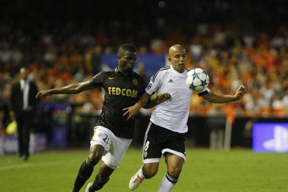 Feghouli, uno de los mejores jugadores ayer en el césped de Mestalla.