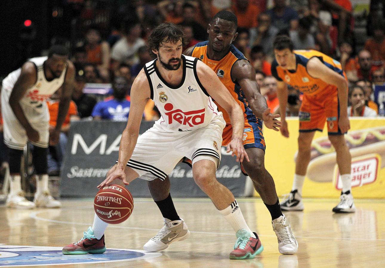 Romain Sato tras Llul en un partido en la Fonteta.