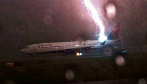 Escalofriantes imágenes de un rayo al impactar en la cola de un avión