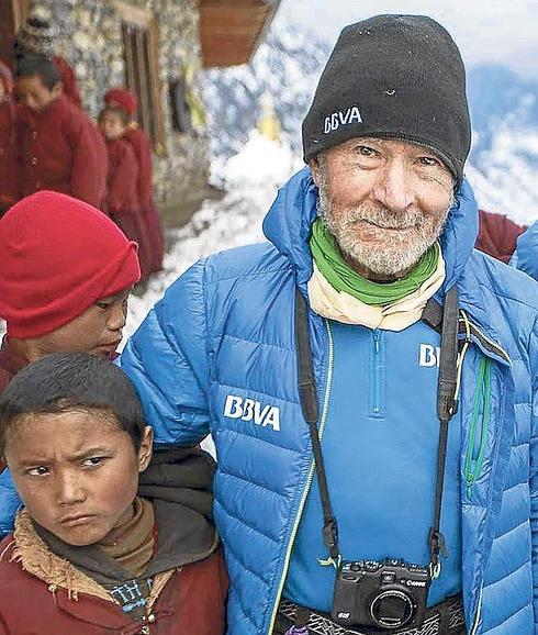 Soria, con niños nepalíes en el valle de Manaslu, en marzo.