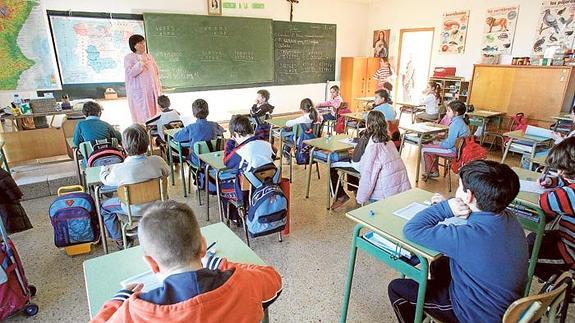 Una profesora imparte clases en un centro concertado de Valencia.