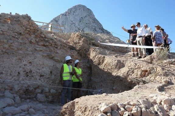 Un momento de la visita de César Sánchez al yacimiento de la Pobla Medieval d'Ifach para conocer los últimos descubrimientos. :: LP