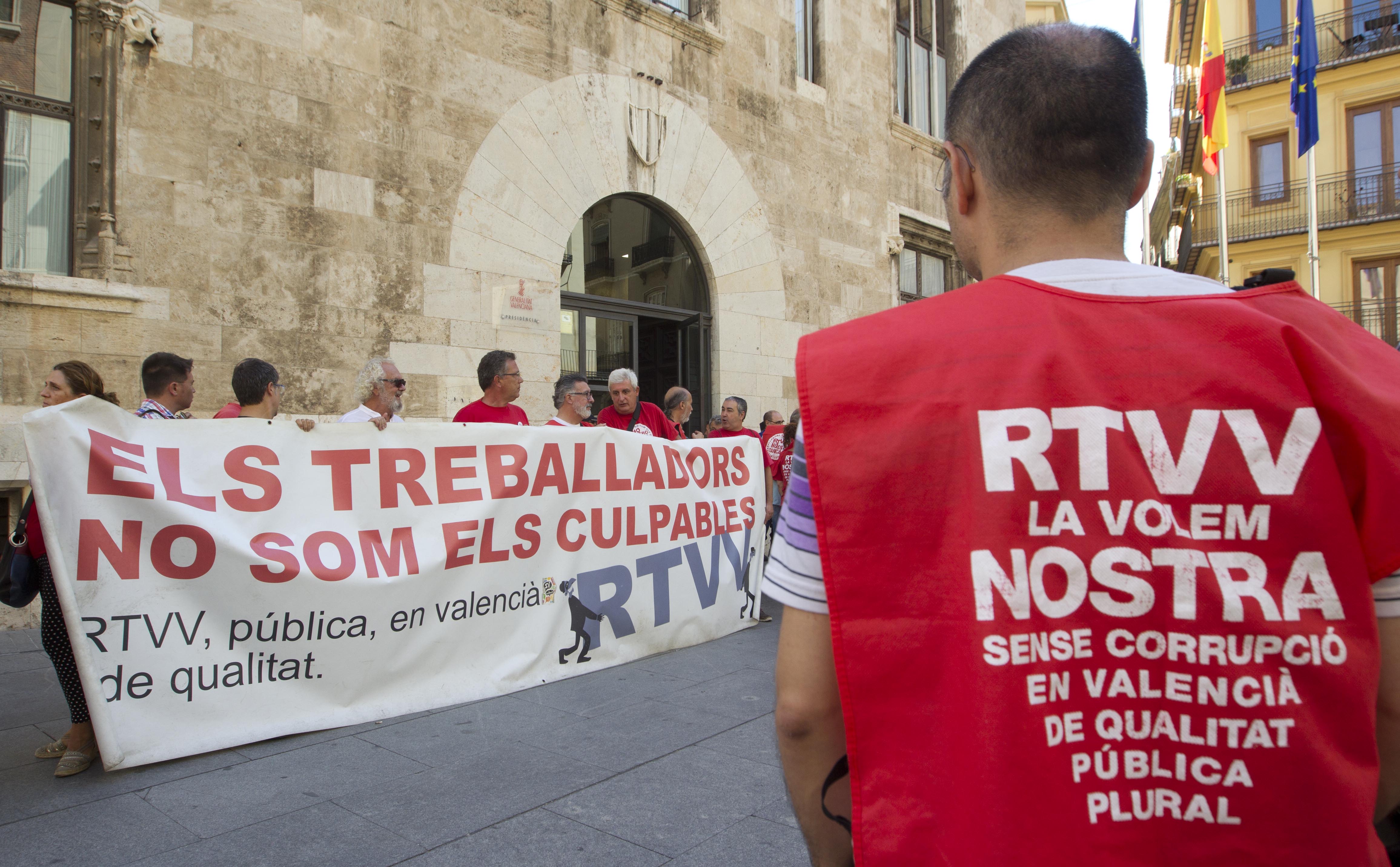 Extrabajadores de RTVV se manifiestan ante el Palau.