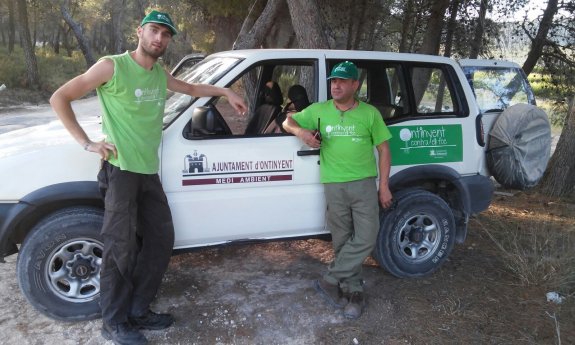 Voluntarios que revisan el monte en Ontinyent. :: lp