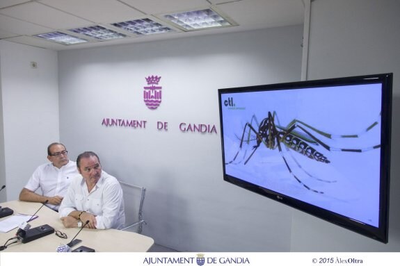 Picornell y el gerente de CTL durante la rueda de prensa sobre el mosquito tigre. :: lp