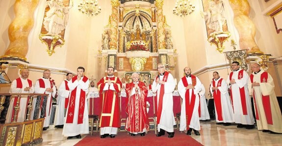 El arzobispo, Antonio Cañizares, en una misa en Alzira. :: avan