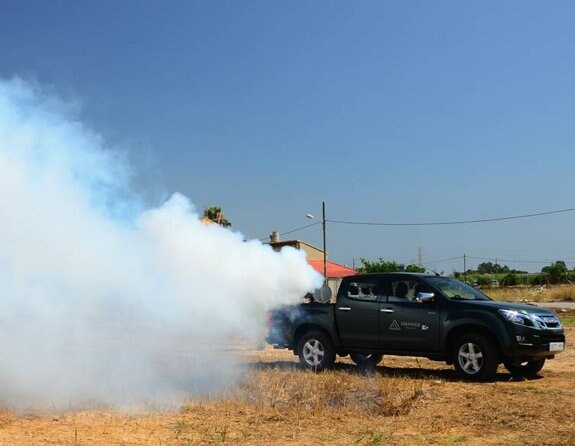 Un vehículo fumiga en un arrozal de la Albufera, en una imagen cedida por Lokímica. :: lp