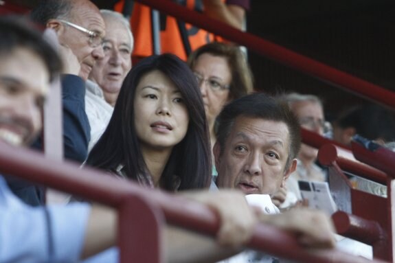 Peter Lim, junto a su esposa Cherie, en el estadio Antonio Puchades. :: manuel molines