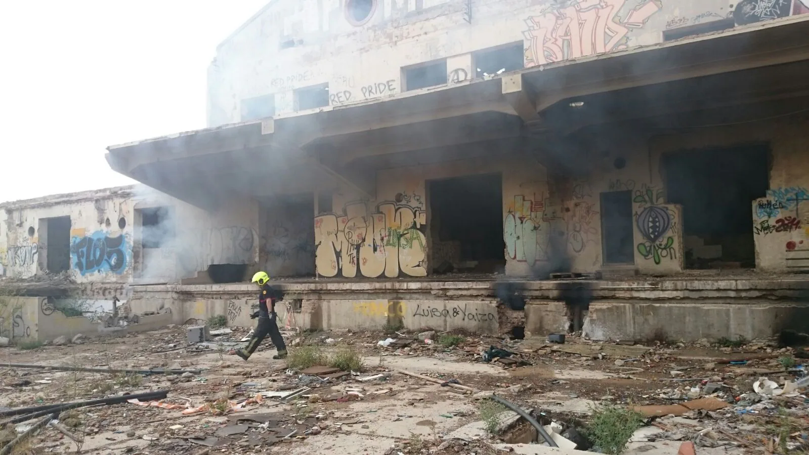 Arde la antigua fábrica de cervezas Turia en la calle San Vicente