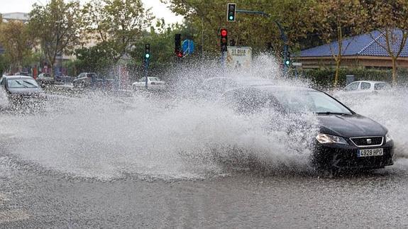 Las fuertes lluvias están dificultando la circulación en Alicante.