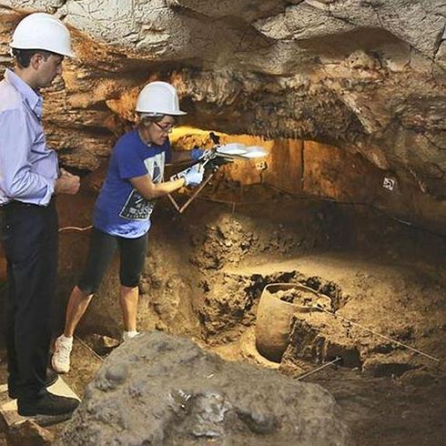 Hallan una vasija de 5.000 años de antigüedad en las excavaciones en la Cova del Randero