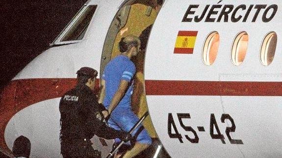 Morate sube a un avión, escoltado por la policía española. anoche en Timisoara (Rumanía).