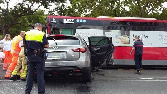 Un herido al chocar un coche contra un autobús de la EMT en Menéndez Pidal