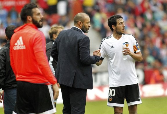 Nuno da instrucciones a Parejo en la banda durante el partido de ayer contra el Sporting. :: EFE/Alberto Morante
