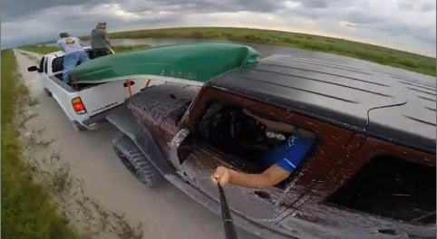 Accidente de tráfico causado por utilizar un palo-selfie mientras se conduce. 