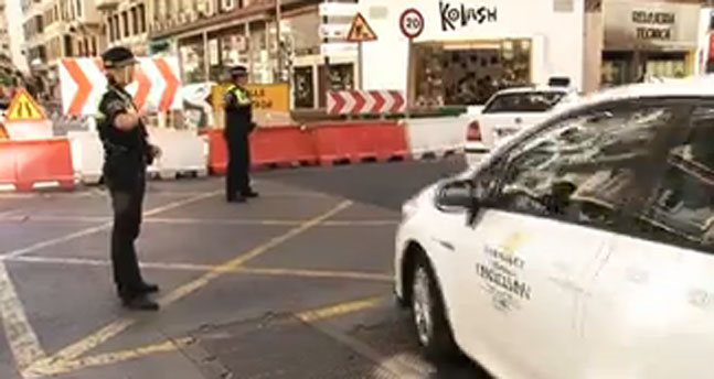 Dos policías regulan el tráfico en la calle San Vicente.