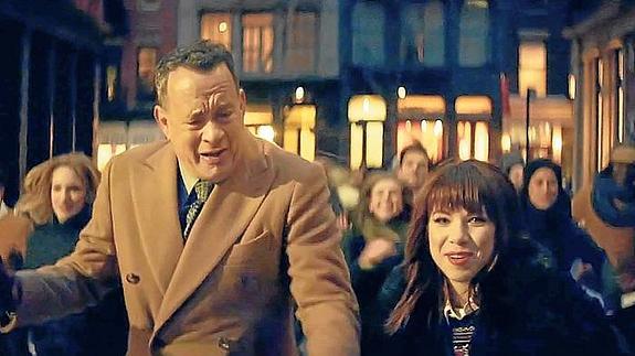 Tom Hanks y Carly Rae Jepsen. La canadiense grabó el vídeo de su single ‘I Really Like You’ en febrero con dos invitados de excepción: Tom Hanks y Justin Bieber, que hace un cameo.