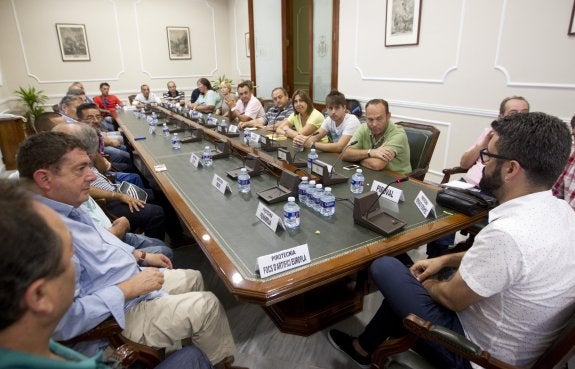 El concejal de Fiestas, Pere Fuset, con los representantes de 23 pirotecnias valencianas. :: damián torres