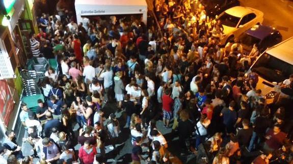 Jóvenes haciendo botellón en Ciudad Jardín, Valencia.