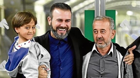 Miguel Galán recibe a Osama y a su hijo Zaid en la Estación de Atocha.