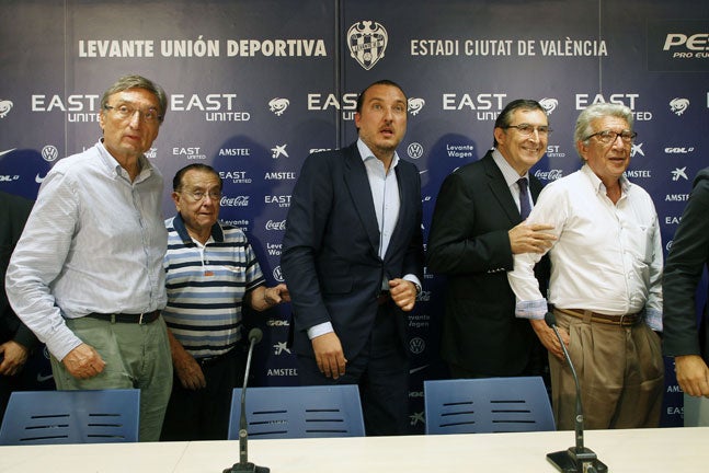 El presidente del Levante, Quico Catalán, junto a otros miembros del consejo.