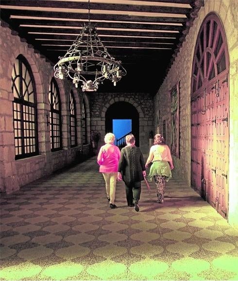 Mujeres paseando por un monasterio.