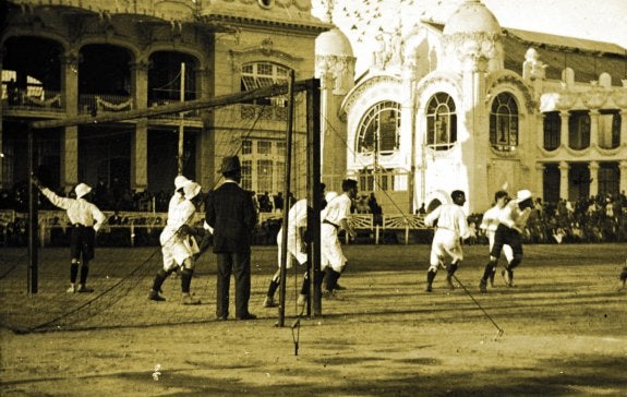 Partido de fútbol en la Exposición Regional de 1909.:: LP