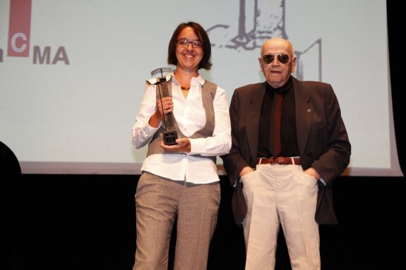 Agnès Vidal, con el premio, junto al escritor Bernat Capó. :: T. Calvo