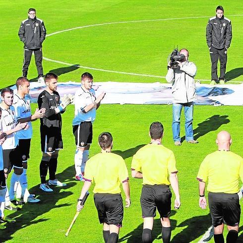 Homenaje de los futbolistas del Valencia y Levante al colegiado valenciano agredido.