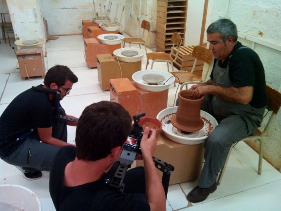 Grabación del documental, en un taller de cerámica. :: LP