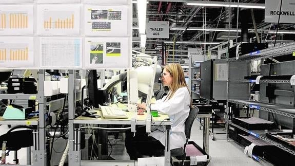 Una operaria en las instalaciones de la empresa de electrónica Celestica en La Pobla de Vallbona.