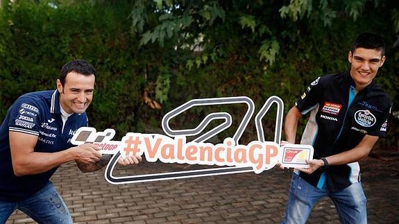 Héctor Barberá y Jorge Navarro, junto al cartel del Gran Premio de la Comunitat Valenciana de motociclismo.