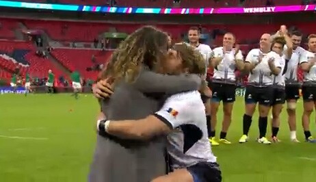 El jugador Florin Surugiu declarando su amor a su novia en la final de la Copa del Mundo de Rugby.