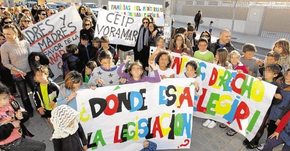 Protesta de padres y alumnos a favor de la jornada continua. :: j. p. reina