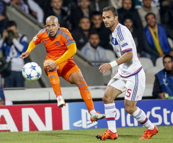 Feghouli dispara a portería en el Olympique de Lyon-Valencia de la Champions.