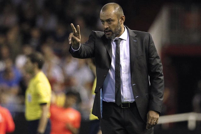 Nuno dando órdenes durante el encuentro ante el Granada en Mestalla.