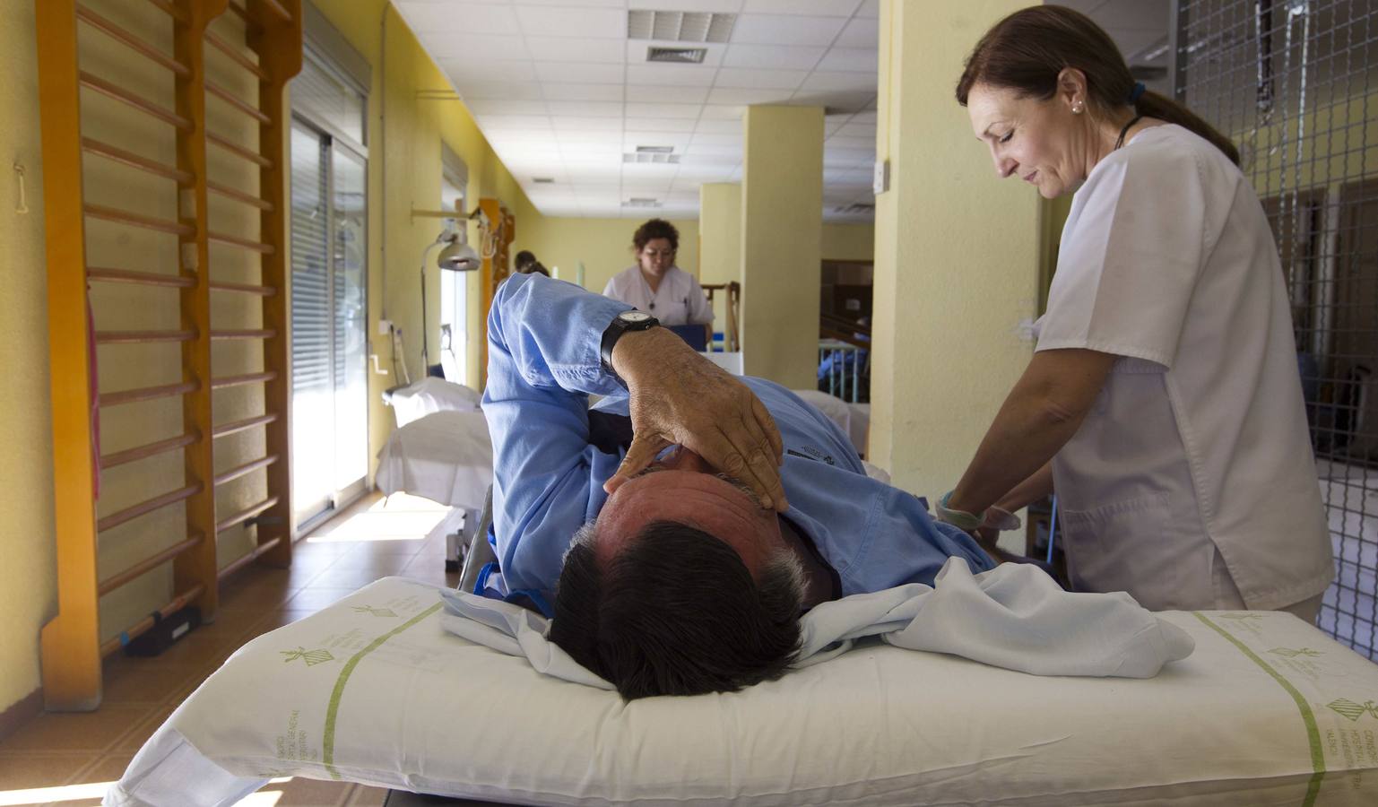 Un paciente del Doctor Moliner recibe tratamiento de rehabilitación.