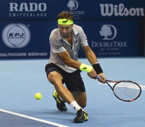 David Ferrer golpea de revés un bola durante la final. :: EFE/EPA/FAZRY ISMAIL