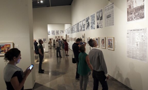 Visitantes de la muestra, contemplando las portadas y los retratos de los 150 valencianos que dejaron huella en la historia. :: j.monzo