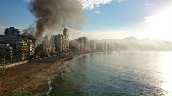 Seis intoxicados en Benidorm al arder un hotel clausurado