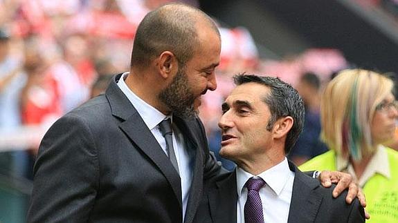 Nuno y Valverde se saludan antes del encuentro en San Mamés.