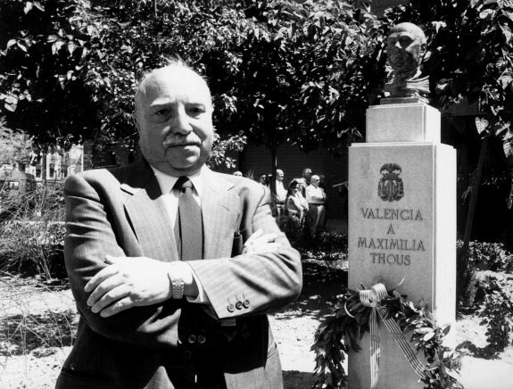 José Ombuena, director de LAS PROVINCIAS entre 1959 y 1992, posa junto a la escultura de Maximiliano Thous. :: MANUEL lLORET