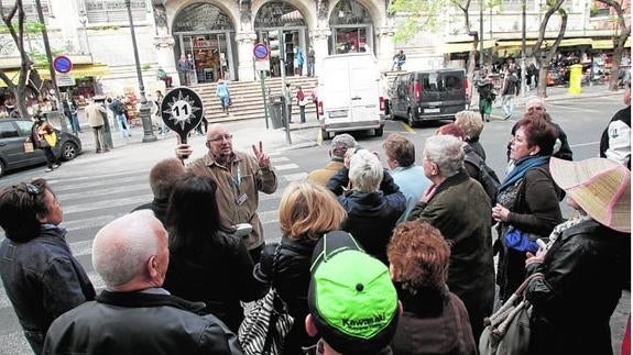 Un grupo de turistas, enfrente del Mercado Central.