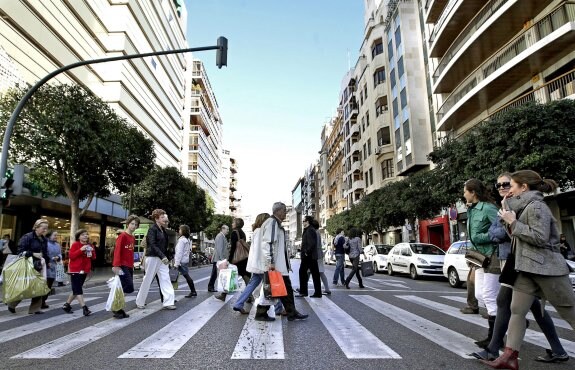 La calle Colón, en una imagen de archivo. :: efe/manuel bruque