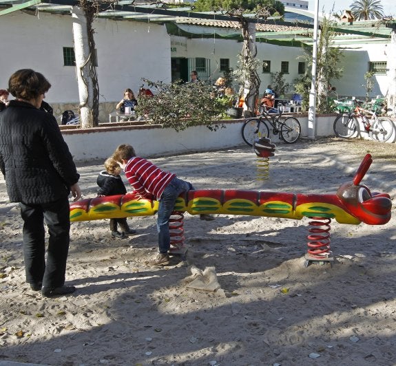 Dos niños juegan en un parque infantil. :: jesús signes