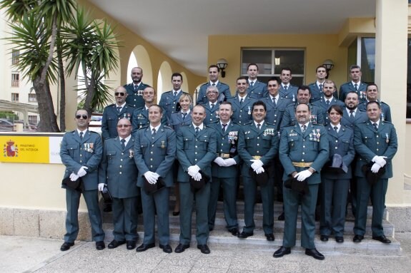 El teniente de la Guardia Civil de Xàbia, Javier Soliveres, acompañado por los agentes de la Benémerita, en la celebración de la Virgen del Pilar. :: tino calvo