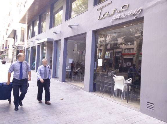 La pastelería Tano del Passeig de les Germanies de Gandia, cerrada desde ayer. :: lp