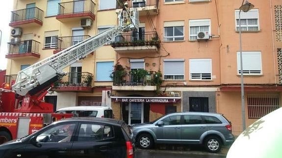 Cae un trozo de fachada de una finca en la calle Fontilles de Valencia