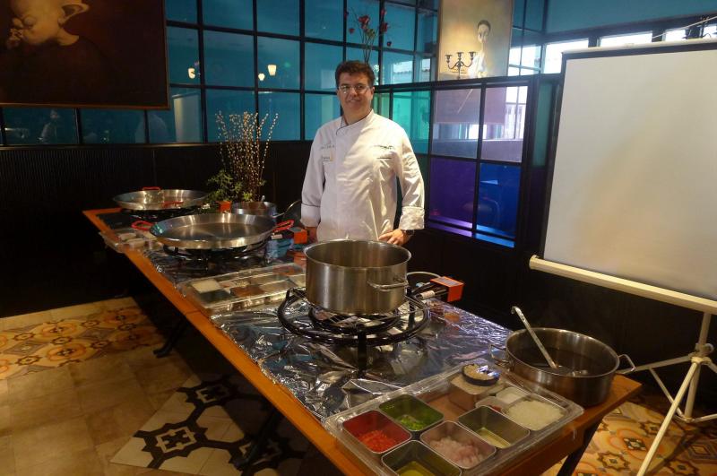 Jaume Fuster impartió en un restaurante español de Pekín una clase magistral para enseñar a preparar este plato típico.